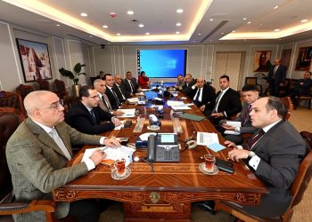 وزيرا الإسكان والصناعة يناقشان مقترحات تطوير المناطق الصناعية بالمدن الجديدة