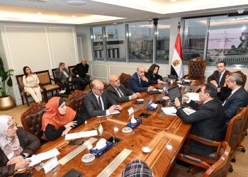 مسئولو الإسكان والوزارات المعنية يستعرضون خطة إنشاء التجمعات المتطورة بمحافظة مطروح