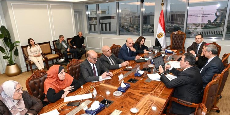 مسئولو الإسكان والوزارات المعنية يستعرضون خطة إنشاء التجمعات المتطورة بمحافظة مطروح