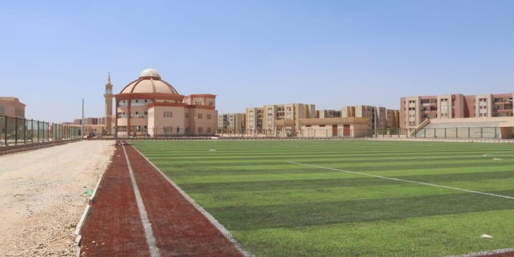 رئيس جهاز العاشر من رمضان يتفقد مشروع نادى المحور الشرقي على مساحة 17 فدانا