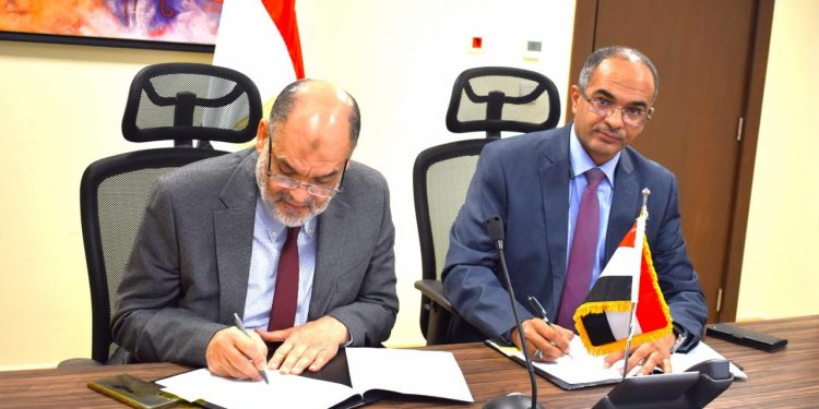 الإسكان والجامعة الأمريكية توقعان اتفاقية لرفع قدرات العاملين ببرنامج خدمات الصرف الصحي بالمناطق الريفية بالصعيد