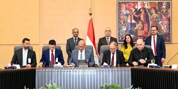 وزير الإسكان يشهد توقيع عدد من البروتوكولات بين الشركات الوطنية العاملة فى مجال إنتاج مستلزمات مشروعات قطاع المياه