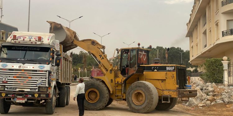إزالة الأسوار المتعدية على محور عباس العقاد ومخالفات بناء بالقاهرة الجديدة