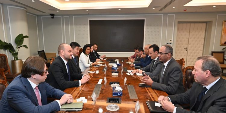 مسئولو وزارة الإسكان يبحثون سبل ومجالات التعاون المشترك مع ممثلى بنك التنمية الجديد