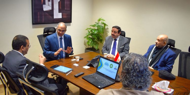 نائب وزير الإسكان يناقش مع ممثلي المقاولون العرب وشركة عالمية تكنولوجيا تحسين أداء محطات المياه