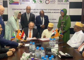 رئيس جزر القمر يستقبل وزير الإسكان ووفد “المقاولون العرب لتوقيع عقد إنشاء ميناء موهيلي بقيمة 60 مليون يورو