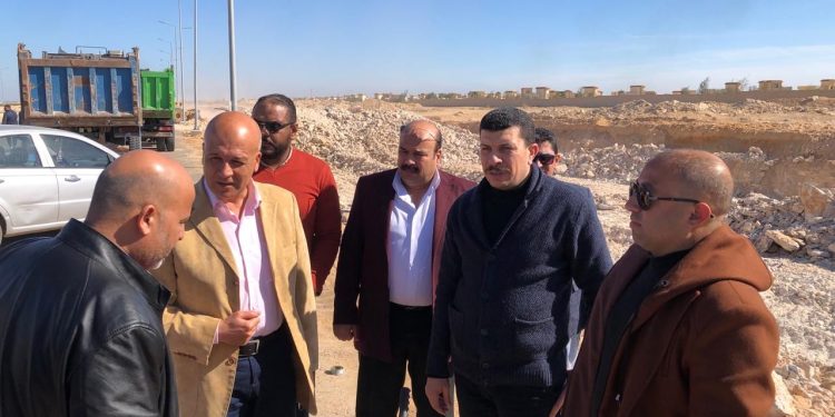 مسئولو الإسكان يتفقدون سير العمل بمشروعات الطرق والمرافق بمدينة سفنكس الجديدة