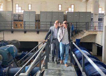 وزير الإسكان يتابع موقف مشروعات المرافق والطرق والتطوير الجارية بمدن القاهرة الجديدة والعبور والشروق