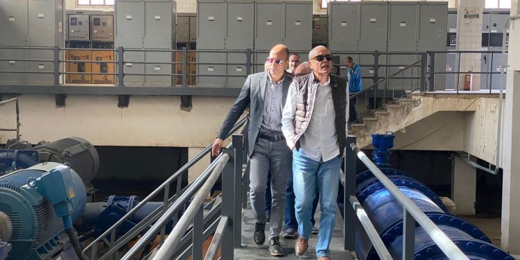 وزير الإسكان يتابع موقف مشروعات المرافق والطرق والتطوير الجارية بمدن القاهرة الجديدة والعبور والشروق