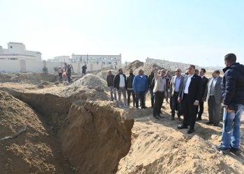 وزير الإسكان يتفقد مشروعات تطوير ورفع كفاءة محاور الطرق بمدينة القاهرة الجديدة
