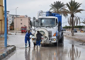 رئيس مياه مطروح: يتفقد أعمال إزالة تجمعات مياه الأمطار بمدينة مرسي مطروح