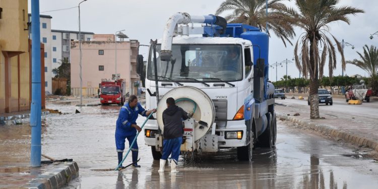 رئيس مياه مطروح: يتفقد أعمال إزالة تجمعات مياه الأمطار بمدينة مرسي مطروح