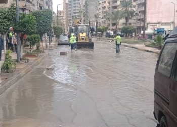 رئيس شركة مياه الشرب بالإسكندرية يتفقد جهود نزح مياه الأمطار بمنطقة البيطاش