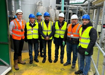 نائب وزير الإسكان ورئيس “التنفيذي للمياه” يتفقدان محطتي معالجة الصرف الصحي والحماة المتطورة في لندن