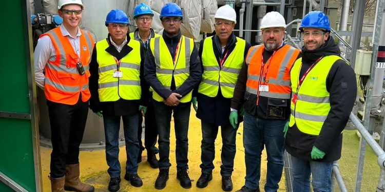 نائب وزير الإسكان ورئيس “التنفيذي للمياه” يتفقدان محطتي معالجة الصرف الصحي والحماة المتطورة في لندن