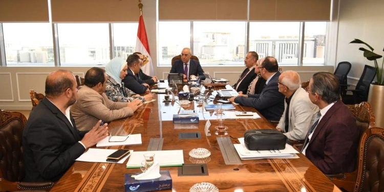 وزير الإسكان يتابع معدلات تنمية أراضى الساحل الشمالي الغربي