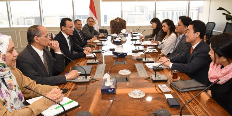 مساعد وزير الإسكان يتابع مع ممثلي وزارة الأراضي والبنية التحتية بكوريا الجنوبية تقدم الأعمال بمشروع تطوير مدينة بدر