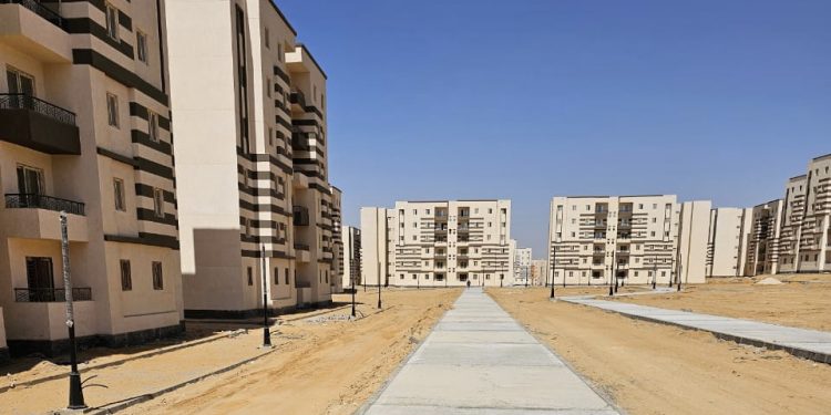 وزير الإسكان يتابع موقف تنفيذ وحدات “سكن لكل المصريين” بــ4 مدن جديدة