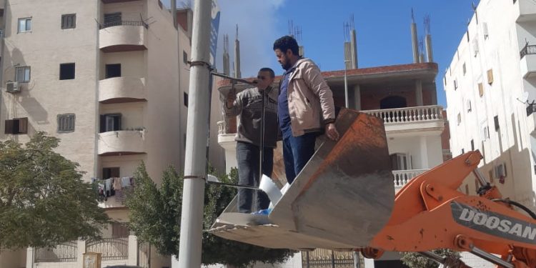 إزالة الإعلانات العشوائية وغير المرخصة بمدينتي دمياط والنوبارية الجديدتين