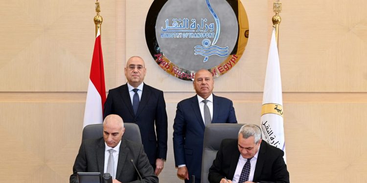 وزيرا الإسكان والنقل يشهدان توقيع بروتوكول تعاون فى مجالات النقل البرى بالمدن الجديدة.. باستثمارات 2 مليار جنيه