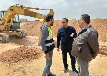 تكثيف أعمال الطرق والمرافق بالمناطق المضافة لمدينتي الشروق والعبور الجديدة لسرعة توفيق أوضاعها