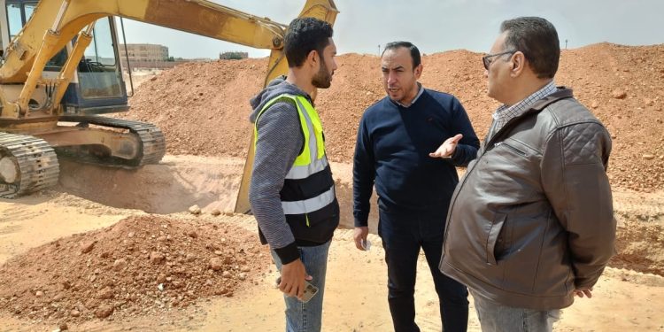 تكثيف أعمال الطرق والمرافق بالمناطق المضافة لمدينتي الشروق والعبور الجديدة لسرعة توفيق أوضاعها