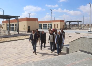 رئيس جهاز مدينة العاشر من رمضان يتفقد مشروعات الصرف الصحي والخدمات