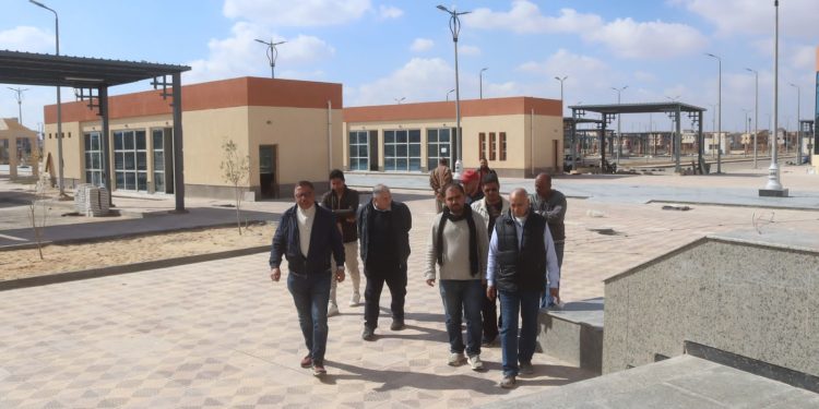 رئيس جهاز مدينة العاشر من رمضان يتفقد مشروعات الصرف الصحي والخدمات