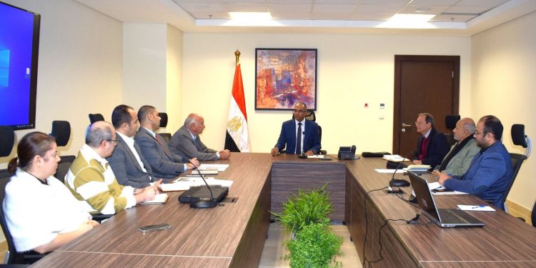 وزير الإسكان يتابع تكليفات رئيس مجلس الوزراء بشأن التصنيع المحلي للطلمبات