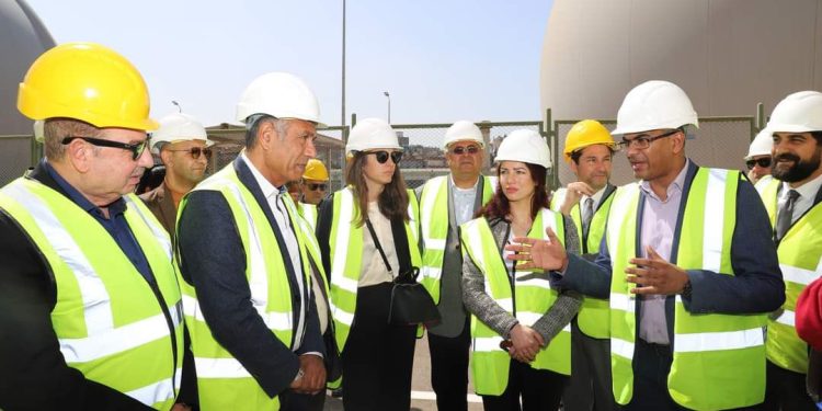 نائب وزير الإسكان وقنصل فرنسا ووفد فرنسي يزورون أكبر محطة معالجة صرف صحي بالإسكندرية.. ويتفقدون وحدات معالجة الحمأة وتوليد الطاقة