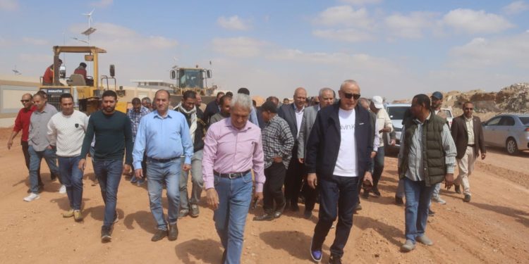 مسئولو “الإسكان” يتابعون سير العمل بالمنطقة الصناعية بالعاشر من رمضان