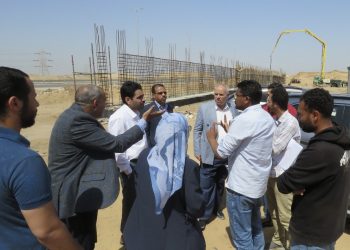 مسئولو “الإسكان” يتابعون موقف مشروعات المرافق بالمناطق المضافة بالعبور الجديدة
