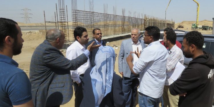 مسئولو “الإسكان” يتابعون موقف مشروعات المرافق بالمناطق المضافة بالعبور الجديدة