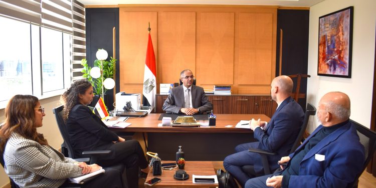 وزير الإسكان يُتابع موقف مشروعات مياه الشرب والصرف الصحي الجاري تنفيذها بالتعاون مع شركاء التنمية