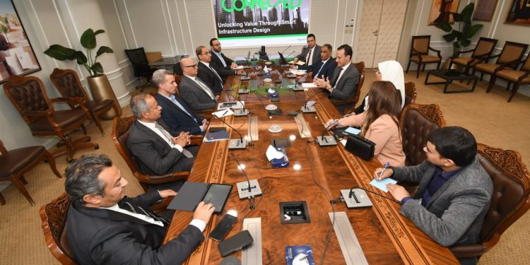 مساعد وزير الإسكان يبحث مع ممثلى “شنايدر إليكتريك” سبل التعاون فى مبادرتها لإقامة 1000 منزل مزود بحلول ذكية