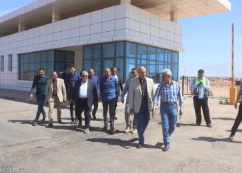 وزير الإسكان يتابع أعمال الطرق بالمنطقة الصناعية بالعاشر من رمضان