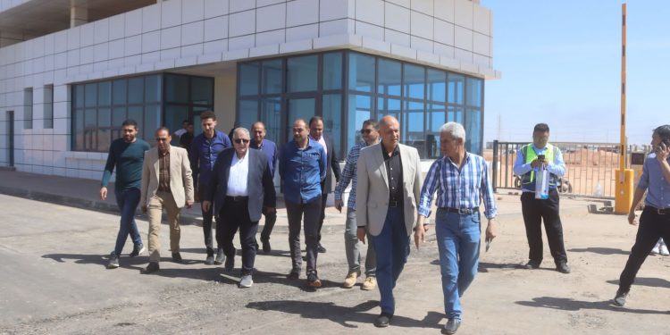 وزير الإسكان يتابع أعمال الطرق بالمنطقة الصناعية بالعاشر من رمضان