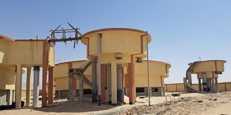 المشرف على مدينة غرب قنا يتفقد مشروعات المرافق للمرحلة الأولى بمساحة 1400 فدان