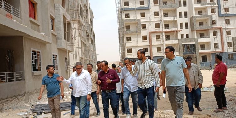رئيس جهاز مدينة 15 مايو يتفقد المشروعات الجارية .. ويجتمع بمسئولي الجهاز
