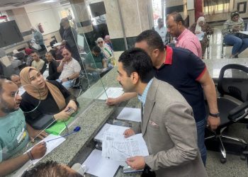 رئيس جهاز العبور الجديدة يتابع سير العمل بمركز خدمة تقنين أوضاع المناطق المضافة للمدينة