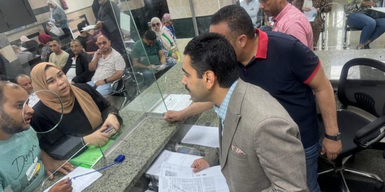 رئيس جهاز العبور الجديدة يتابع سير العمل بمركز خدمة تقنين أوضاع المناطق المضافة للمدينة