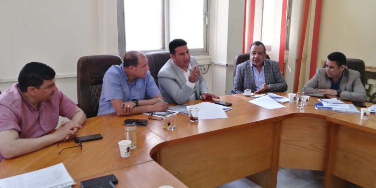 رئيس جهاز بني سويف الجديدة  يعقد اجتماعاً مع مسئولي “المقاولون العرب” لمتابعة مشروعات المرافق