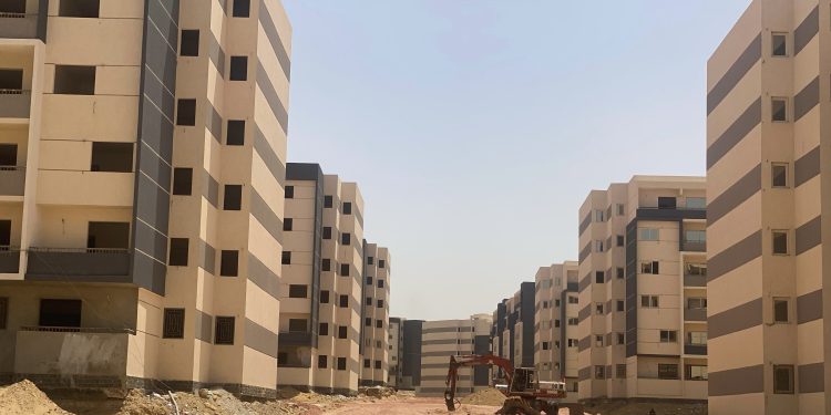 رئيس جهاز القاهرة الجديدة يتابع تنفيذ طرق جديدة بالتجمع السادس ووحدات “سكن لكل المصريين” 