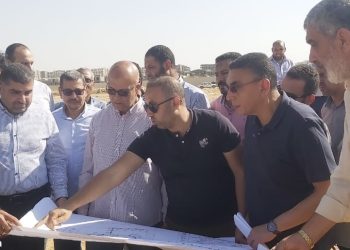 مسئولو “الإسكان” يتابعون سير العمل بمشروعات المرافق والطرق والخدمات بتوسعات مدينة الشيخ زايد