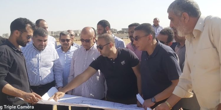 مسئولو “الإسكان” يتابعون سير العمل بمشروعات المرافق والطرق والخدمات بتوسعات مدينة الشيخ زايد