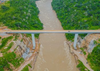 وزير الإسكان يتفقد سير العمل بمشروع سد ومحطة “جوليوس نيريرى” الكهرومائية على نهر روفيجي بدولة تنزانيا