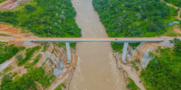 وزير الإسكان يتفقد سير العمل بمشروع سد ومحطة “جوليوس نيريرى” الكهرومائية على نهر روفيجي بدولة تنزانيا