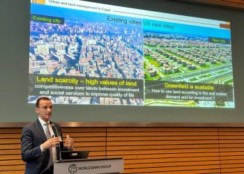 مساعد وزير الإسكان يعرض التجربة المصرية في إدارة الأراضي والعمران فى البنك الدولي 