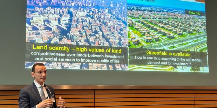 مساعد وزير الإسكان يعرض التجربة المصرية في إدارة الأراضي والعمران فى البنك الدولي 