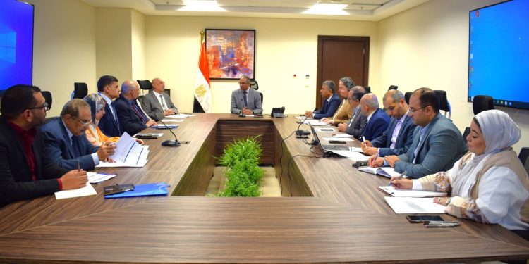 وزير الإسكان يتابع موقف مشروعات مياه الشرب والصرف الصحي الجاري تنفيذها بالتعاون مع شركاء التنمية